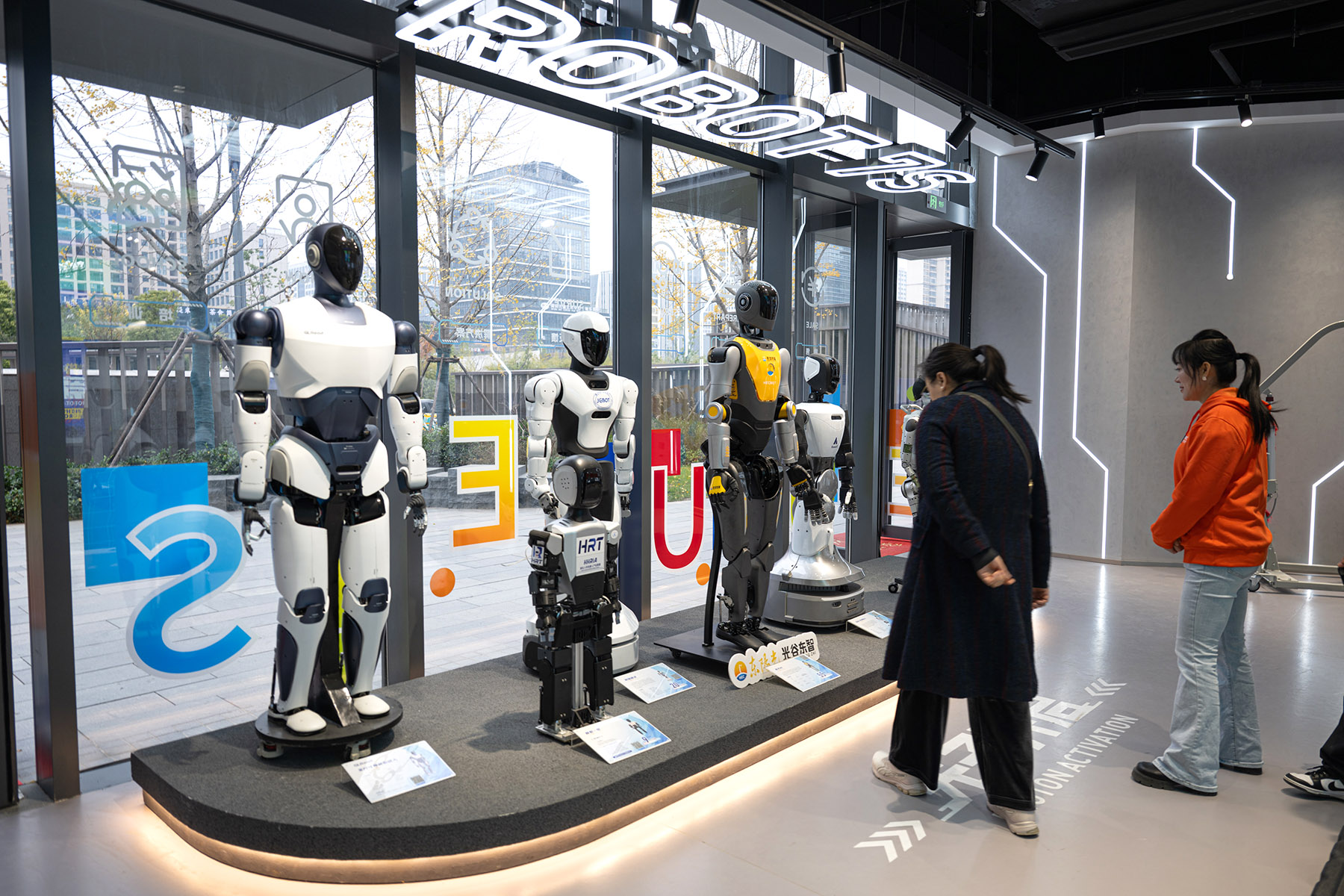 First 7S humanoid store turns heads
